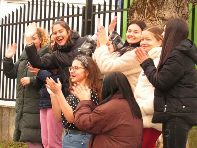 Паметна плоча за вековния юбилей на волейбола в Перник е поставена на фасадата на училище МИЛЕН МИЛАНОВ