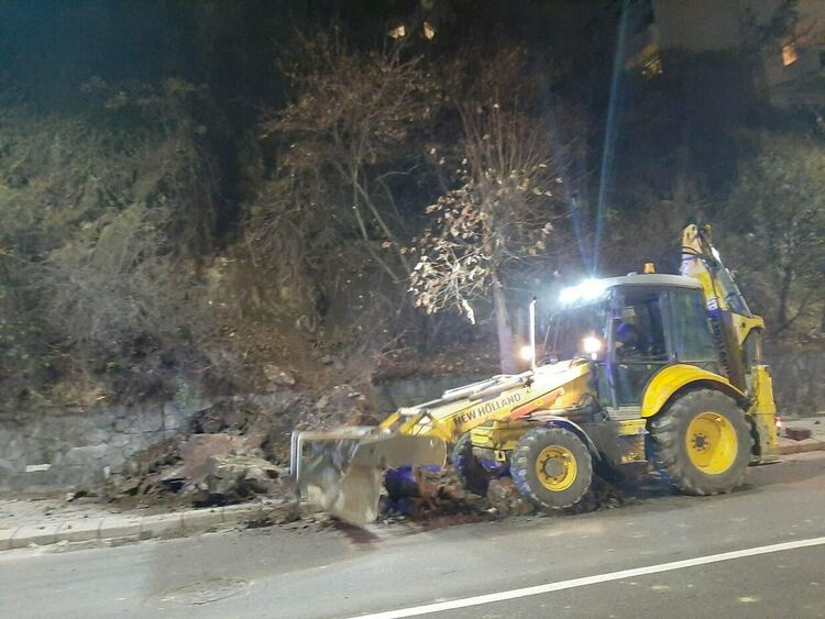Срутище се свлече в центъра на града, по чудо няма жертви