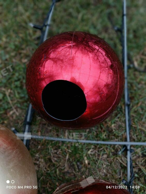 Посегнаха на радостта на децата, вандали увредиха коледната украса в Момчилград