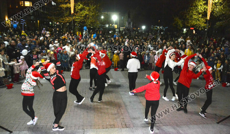 Дядо Коледа, заря и концерт за запалването светлините на елхата в Хасково