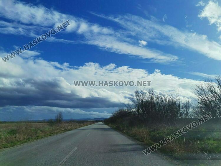 Предимно облачно, но по-топло във вторник