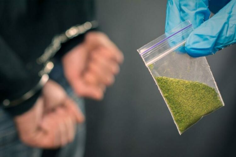 Заловиха 17-годишен кърджалиец в момент когато получавал поредната доза дрога