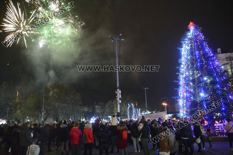 Дядо Коледа, заря и концерт за запалването светлините на елхата в Хасково