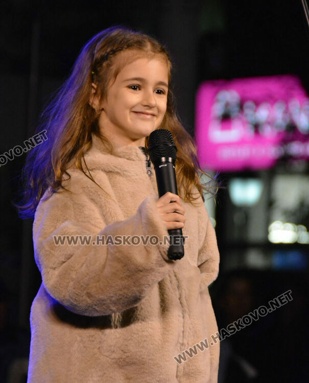 Дядо Коледа, заря и концерт за запалването светлините на елхата в Хасково