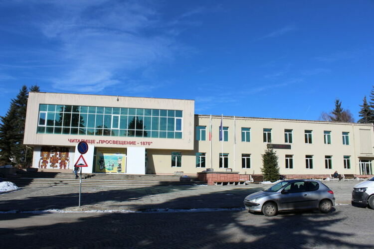 Самодейците от читалището в Брезник представят празничен концерт