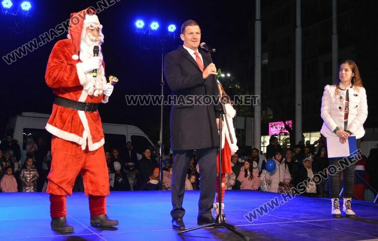 Дядо Коледа, заря и концерт за запалването светлините на елхата в Хасково