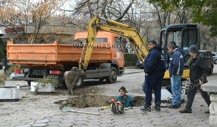 Разкопаха тротоар заради запушена ВиК тръба