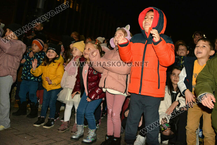 Дядо Коледа, заря и концерт за запалването светлините на елхата в Хасково