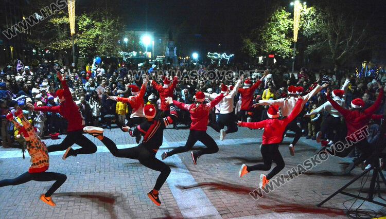 Дядо Коледа, заря и концерт за запалването светлините на елхата в Хасково