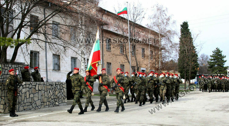 Търсят 15 души за военното поделение в Хасково