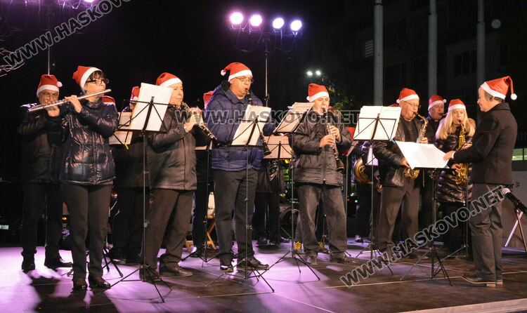 Дядо Коледа, заря и концерт за запалването светлините на елхата в Хасково