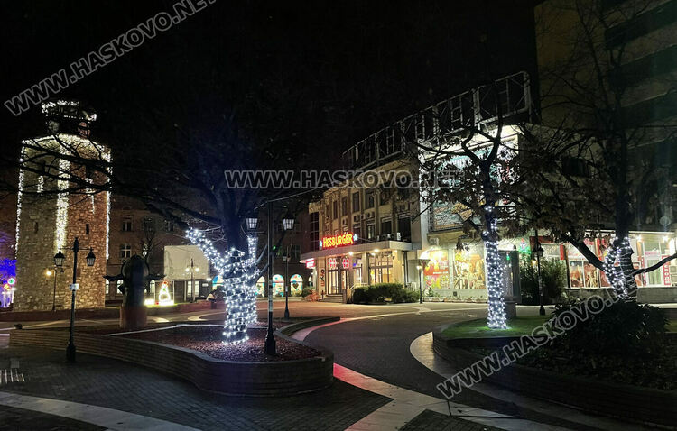 Хасково грейна в празнична украса, тържествено запалват светлините на елхата на Никулден
