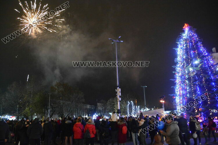 Дядо Коледа, заря и концерт за запалването светлините на елхата в Хасково