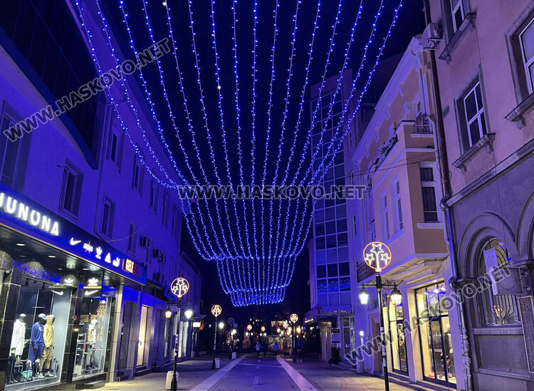 Хасково грейна в празнична украса, тържествено запалват светлините на елхата на Никулден