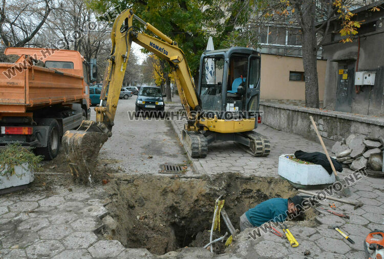 Разкопаха тротоар заради запушена ВиК тръба