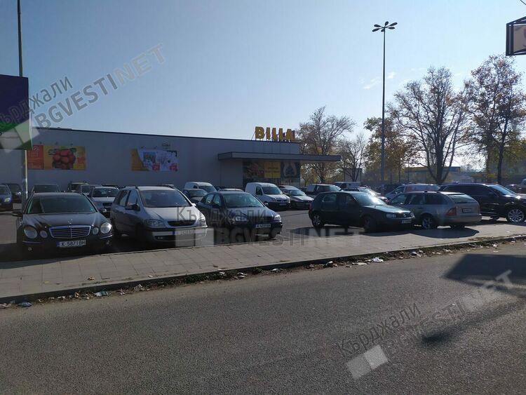 И пространствата около „Билла” се превърнаха в буферен паркинг на Синята зона