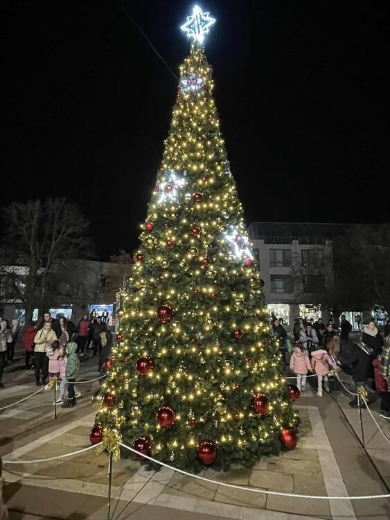 И в Първомай запалиха празничните светлини