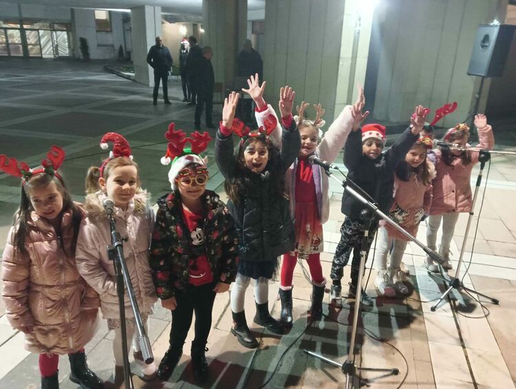 И в Първомай запалиха празничните светлини