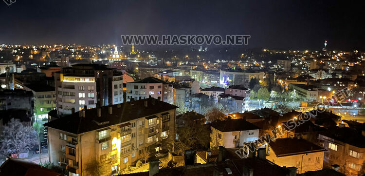 Хасково грейна в празнична украса, тържествено запалват светлините на елхата на Никулден