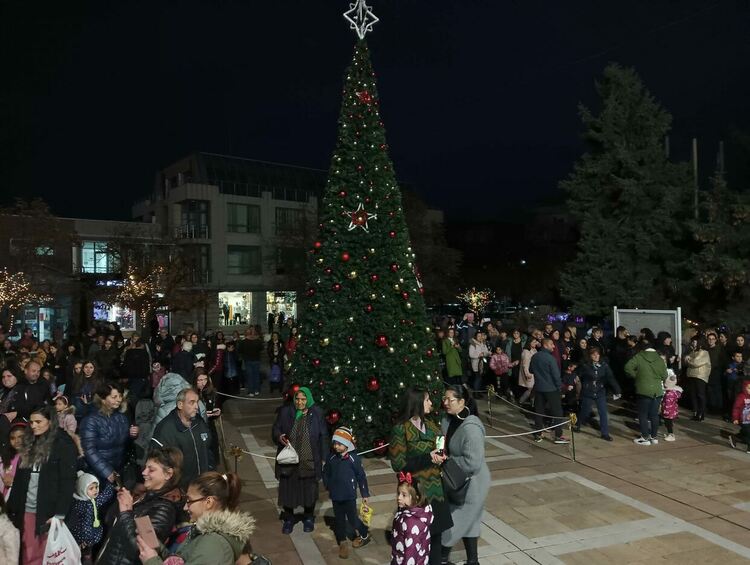 И в Първомай запалиха празничните светлини