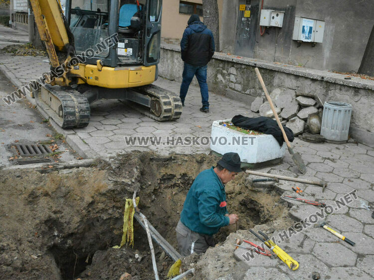 Разкопаха тротоар заради запушена ВиК тръба