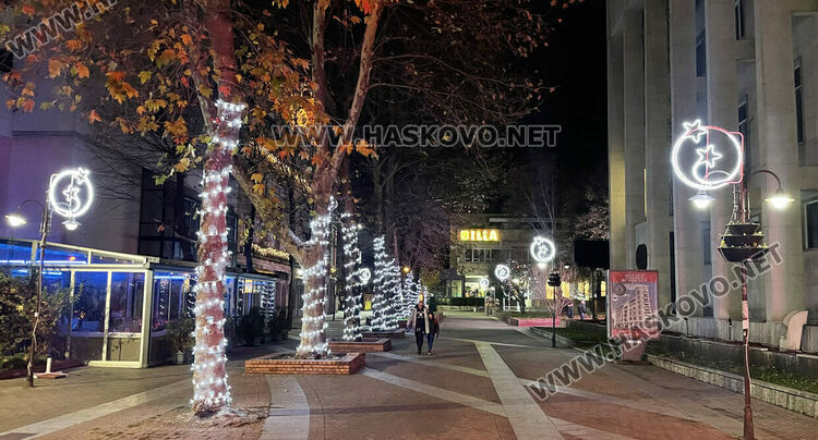 Хасково грейна в празнична украса, тържествено запалват светлините на елхата на Никулден