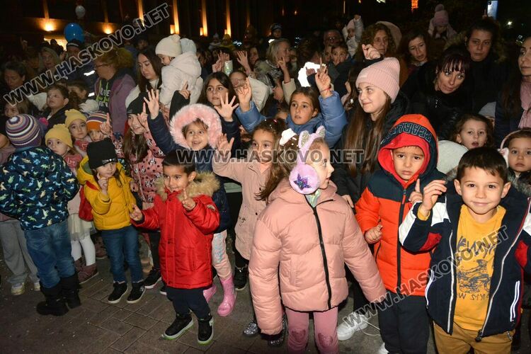 Дядо Коледа, заря и концерт за запалването светлините на елхата в Хасково