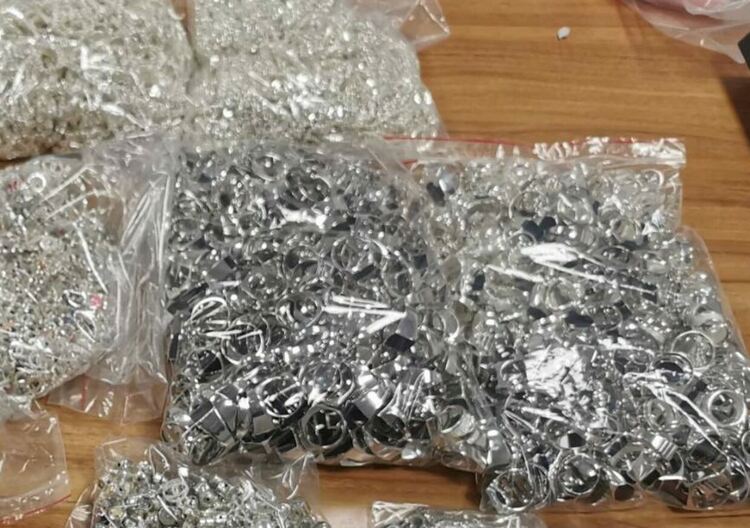 Откриха злато и сребро за близо 74 000 лева в пътник в автобус и тир