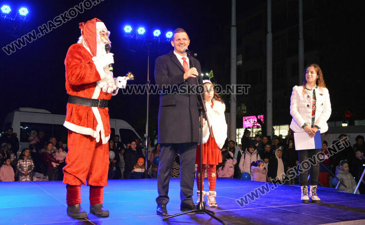 Дядо Коледа, заря и концерт за запалването светлините на елхата в Хасково