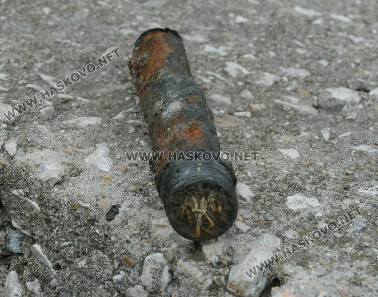 Разкопаха тротоар заради запушена ВиК тръба