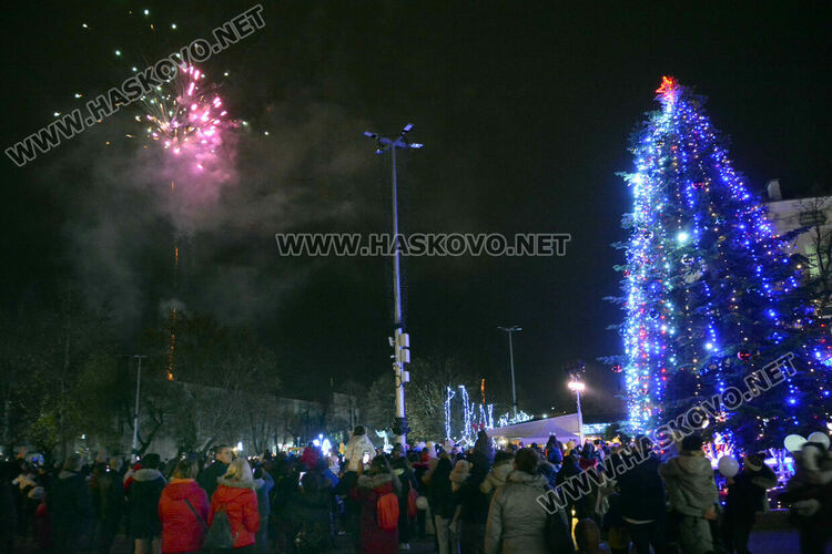 Дядо Коледа, заря и концерт за запалването светлините на елхата в Хасково