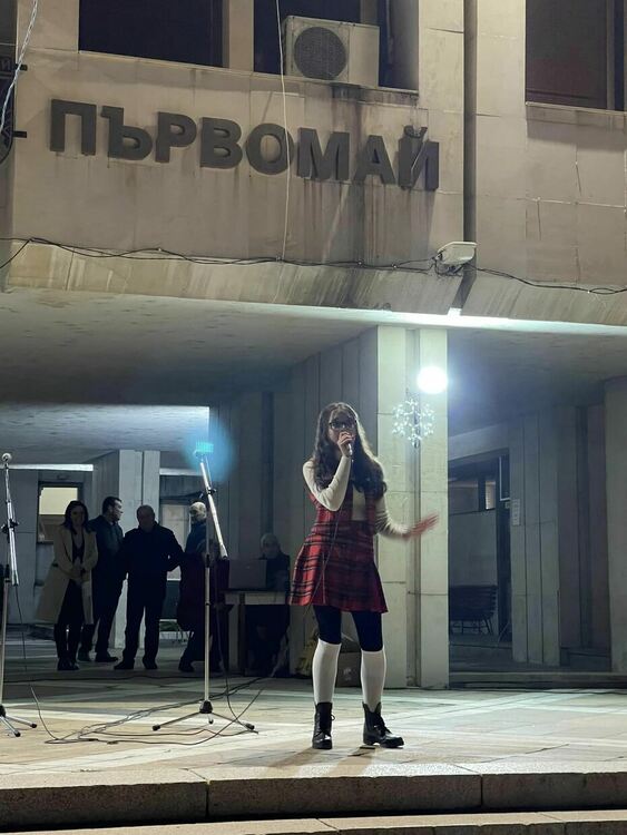 И в Първомай запалиха празничните светлини