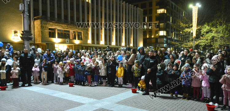 Дядо Коледа, заря и концерт за запалването светлините на елхата в Хасково