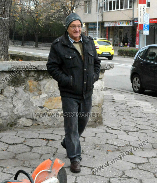 Разкопаха тротоар заради запушена ВиК тръба