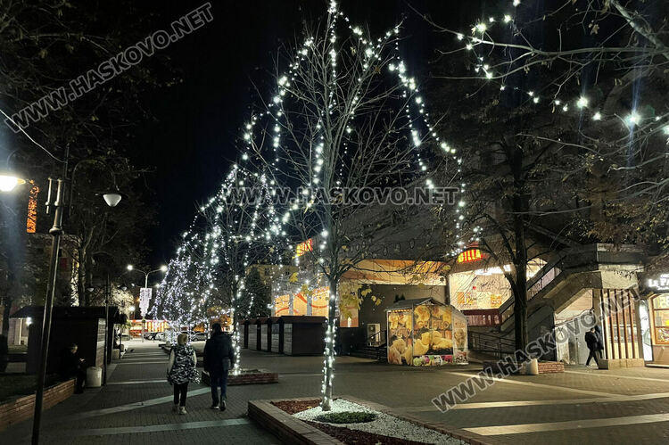 Хасково грейна в празнична украса, тържествено запалват светлините на елхата на Никулден