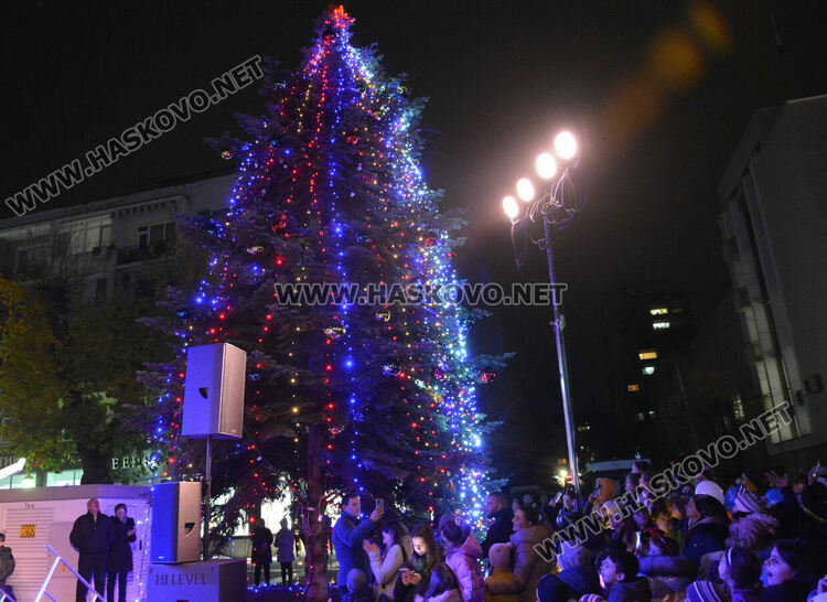 Дядо Коледа, заря и концерт за запалването светлините на елхата в Хасково