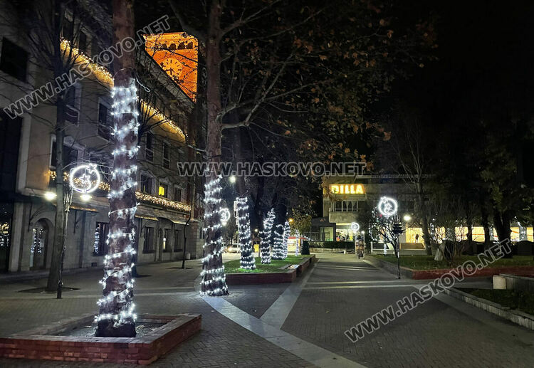 Хасково грейна в празнична украса, тържествено запалват светлините на елхата на Никулден