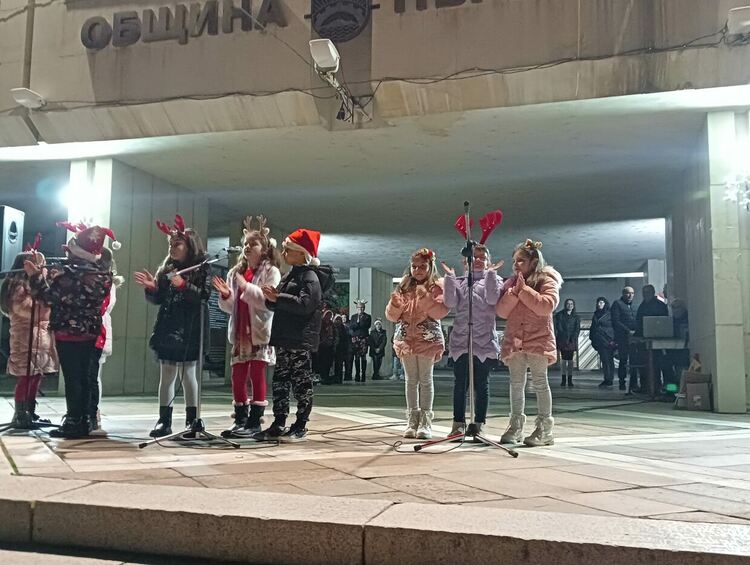 И в Първомай запалиха празничните светлини