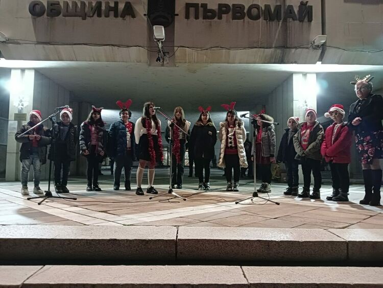 И в Първомай запалиха празничните светлини