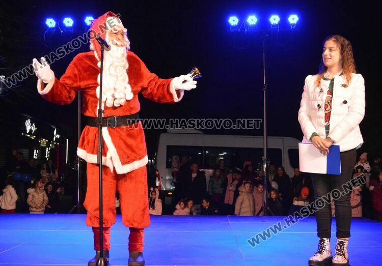 Дядо Коледа, заря и концерт за запалването светлините на елхата в Хасково