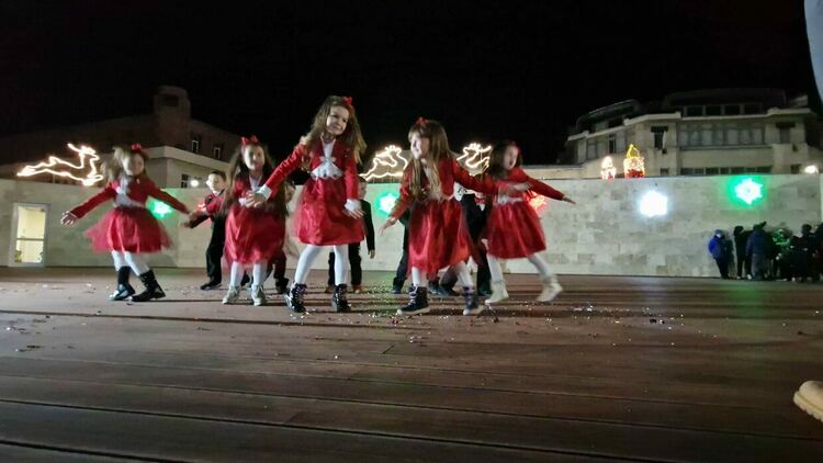 Грейна коледната елха в Асеновград (снимки)