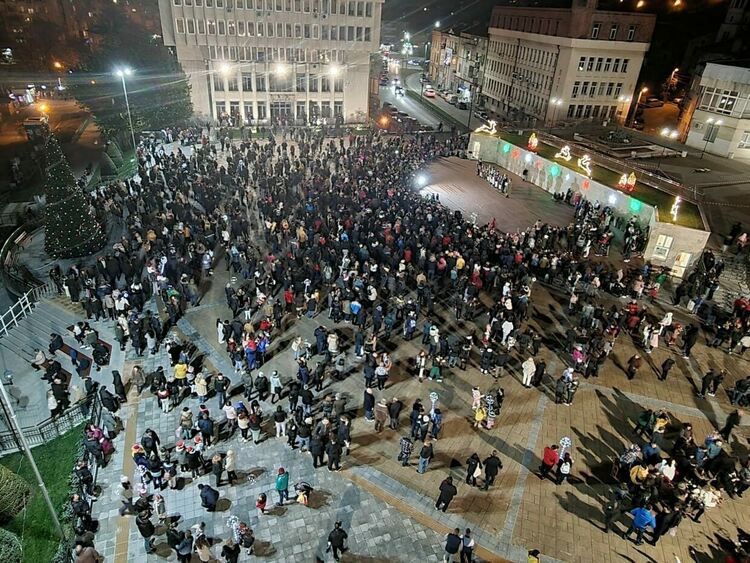 Грейна коледната елха в Асеновград (снимки)