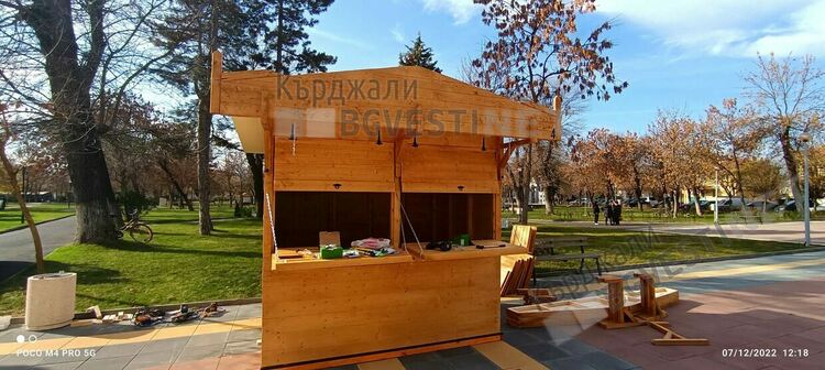 Момчилград с коледен базар от къщички  като Кърджали
