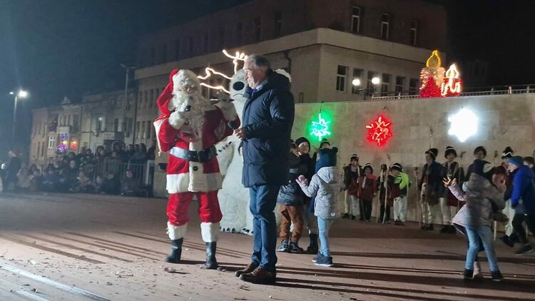 Грейна коледната елха в Асеновград (снимки)