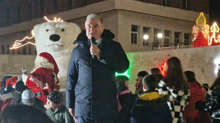 Грейна коледната елха в Асеновград (снимки)