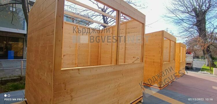 Момчилград с коледен базар от къщички  като Кърджали