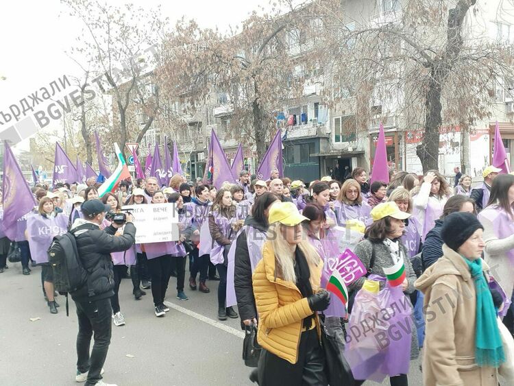 Стотици се включиха в протеста на КНСБ за по-високи доходи