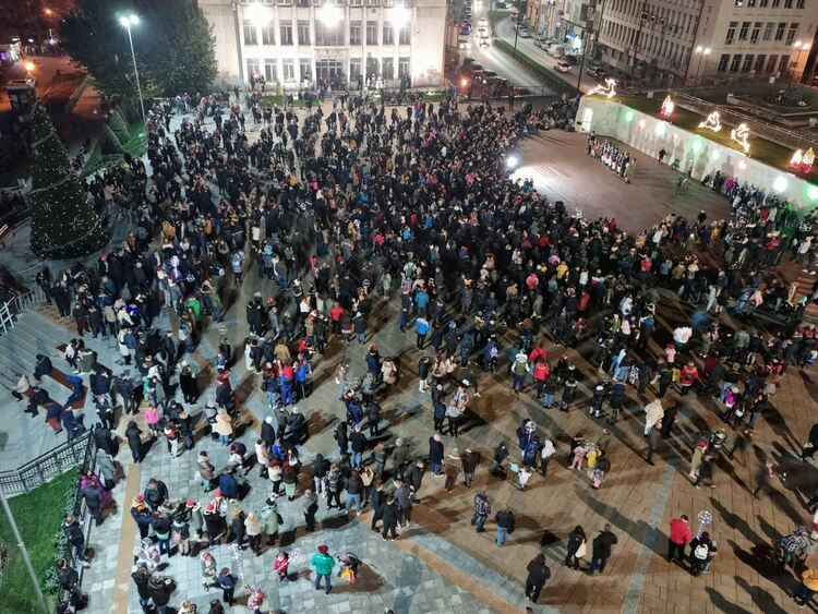 Грейна коледната елха в Асеновград (снимки)