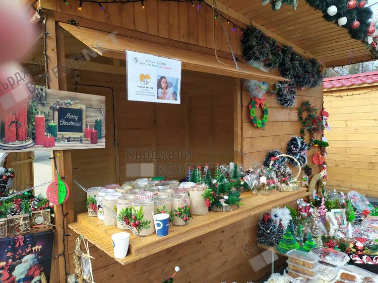 Постъпиха първите средства от Коледния базар в Кърджали за болната Габи