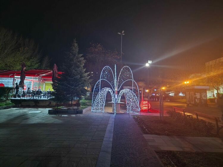 Грейна коледната елха в Асеновград (снимки)